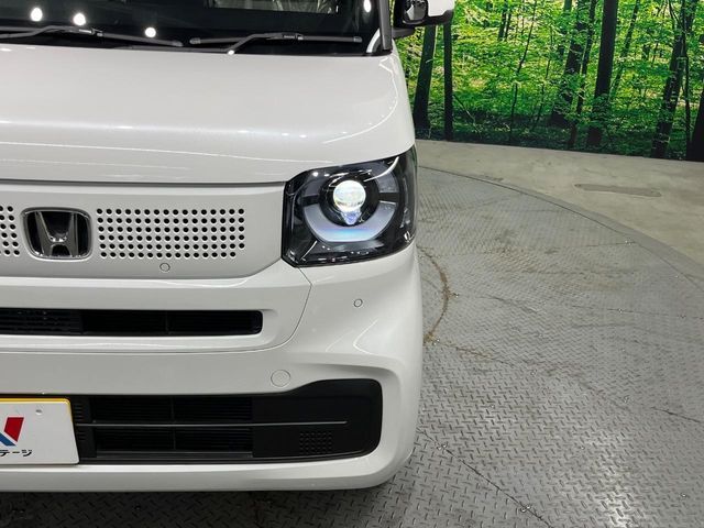 【LEDヘッドライト】悪天候や夜間走行時も良好な視界を確保し安心して運転できる高輝度LEDヘッドライトを装備！点灯速度が早く、消費電力も抑えられています。