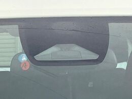 【ホンダセンシング】走行中に前方の車両等を認識し、衝突しそうな時は警報とブレーキで衝突回避と被害軽減をアシスト。より安全にドライブをお楽しみいただけます。