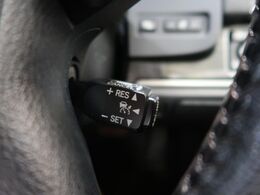 【クルーズコントロール】高速道路もラクラク走行。アクセルを離しても一定速度で走行ができ、長距離運転時の負担を軽減！加速・減速も簡単なスイッチ操作で調整できます。