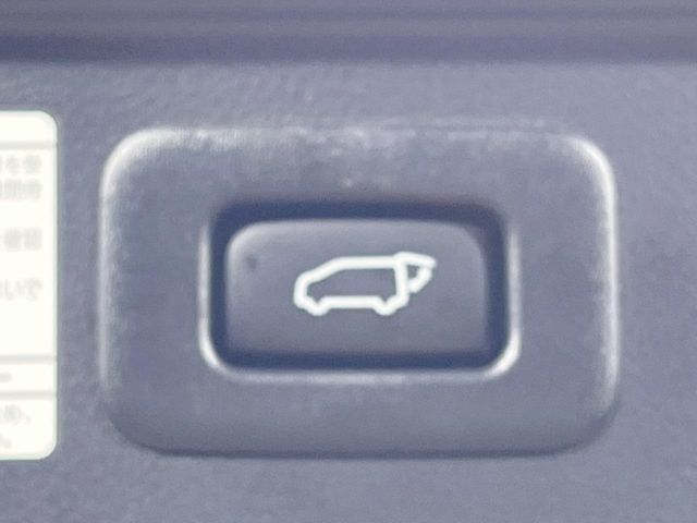 【パワーバックドア】スマートキーや運転席のボタンを押すだけでリアゲートが自動で開閉します！荷物を持っている時や、高い位置にあるバックドアを閉める際に便利な機能です♪