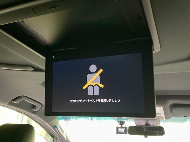 【フリップダウンモニター】大画面モニターで後席でもエンタメをお楽しみいただけます。小さなお子様にも大人気の装備です♪