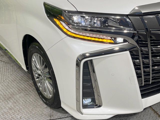 【三眼LEDヘッドライト】スタイリッシュな見た目の三眼LEDヘッドライトを装備♪スタイルだけでなく、夜間の走行も視界良好で安心してお乗りいただけます。