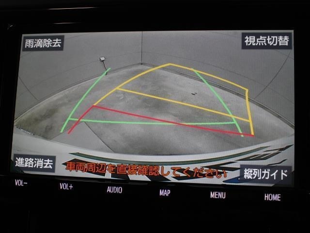 車庫入れや縦列駐車などの際に、後退操作の参考になるガイドラインをモニター画面に表示します。