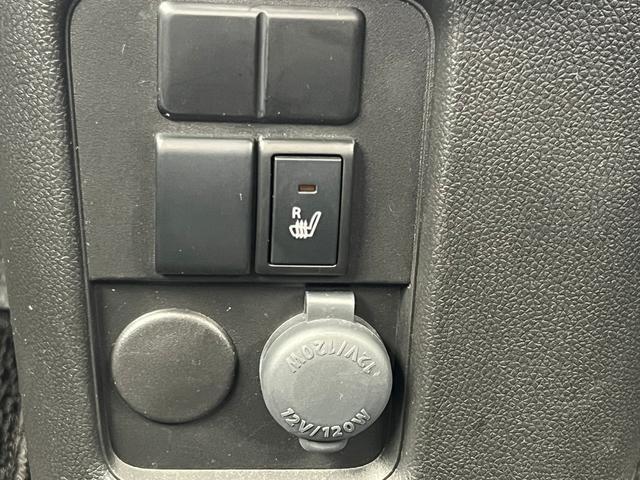 【シートヒーター】運転席にはシートヒーターを装備♪寒い冬にはシートをじんわり温めてくれてドライブも快適ですよ◎エアコンの暖房より早く温まってくれるので重宝しますよ◎