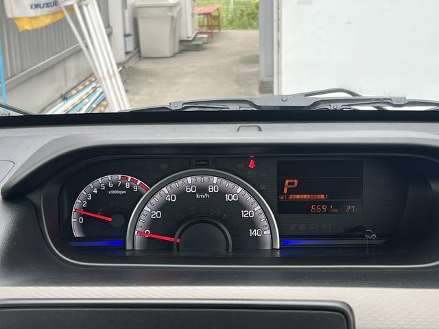 【メーター】センターメーター♪運転席正面にメーターがないので前方視界が広がって運転がしやすいですよ◎メーターも自発光式で見やすい！