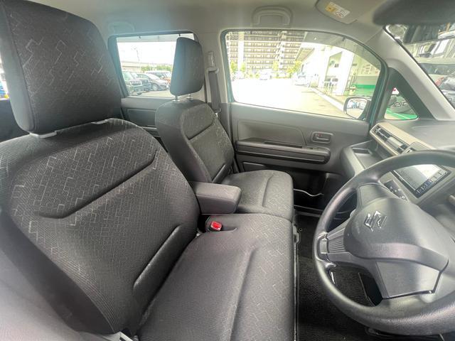 【インテリア】足元広々インパネシフト♪運転席から助手席への移動も楽にできますね♪道の状況や止める場所によって運転席側から出づらい時ってありませんか？そんな時、助手席側から降りることができますよ♪