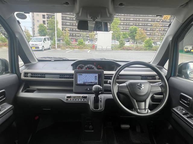 【インテリア】足元広々インパネシフト♪運転席から助手席への移動も楽にできますね♪道の状況や止める場所によって運転席側から出づらい時ってありませんか？そんな時、助手席側から降りることができますよ♪