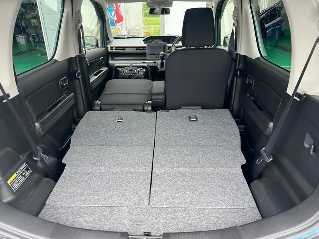 【荷室】リヤシート肩部のレバーで荷室側から簡単に前倒しが可能です☆両席倒すと大きなラゲッジスペースに大変身！助手席も前倒しができるので長尺物の荷物も積めます◎