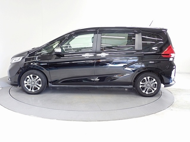 3列シート車なのに大きすぎず運転しやすいコンパクトサイズ。細道や狭い駐車場でも運転ラクラク。平日の買物や送り迎えなどで、女性にもムリなく使えるサイズです！