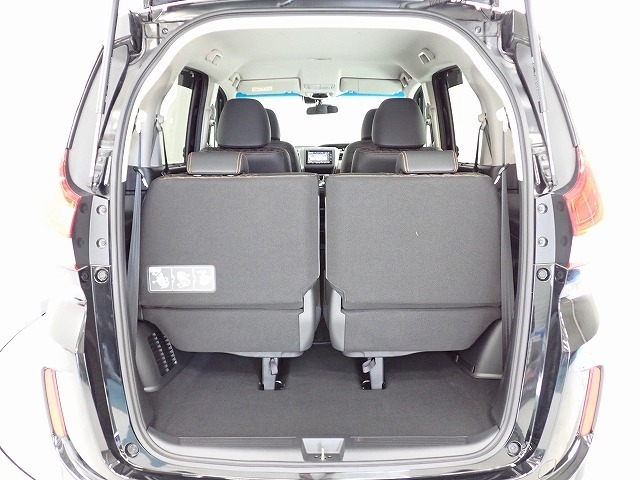 テールゲートを開ければ高さと幅のあるラゲッジスペースが姿を現します。床も低く荷物の積み下ろしも楽々です。