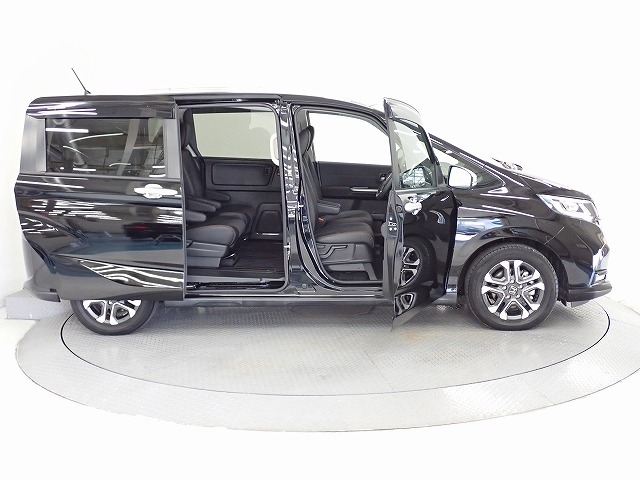 Honda独自のセンタータンクレイアウト、低床設計で床が低くドアも大きく開きますので、女性やお子様、ご年配の方にも一段と乗り降りがしやすくなっています。