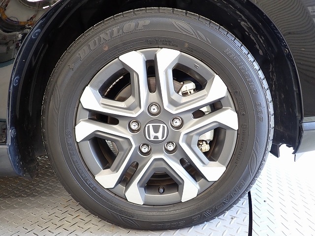 アルミホイールは安心のホンダ純正！車のデザインにもマッチしています。
