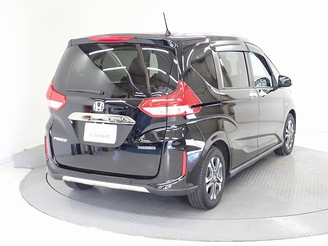 リアはプライバシーガラス装備です！外からのプライバシー確保は勿論、見た目もかっこ良いです！太陽光を防ぐので冷房の効き目を良くする効果もあるんです！エアコンを控えめにすれば燃費向上にもなります。