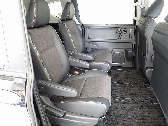 2列目シートも1列目同様セパレートタイプとなっております。体をしっかりホールドし、長距離ドライブも快適ですし3列目への移動もウォークスルーできます。 またチャイルドシートもしっかり固定で安心です。