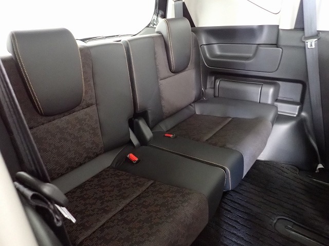 ゆったり座れる3列目シートです。たっぷりとした厚み、足もとや頭上の余裕ある空間でゆったりくつろげます♪