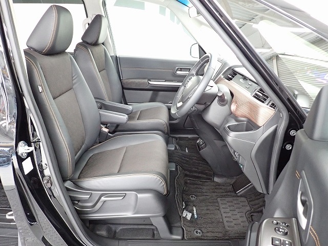 フロントシートはセパレートシートなので後席への移動ができます。またアームレストも装備されていますし運転席シートの高さも調整できます！