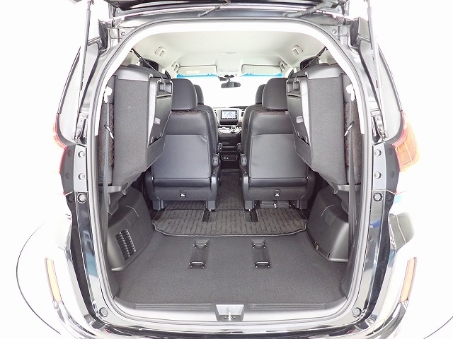 大きい荷物や長いものを積みたい時は 3列目を跳ね上げねだけでこんなに広いスペースに！さらに2列目シートを前にずらせば自転車なんかも積めちゃいます。