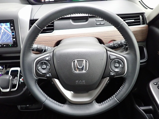ハンドル左側にはオーディオ操作が出来るオーディオリモートコントロールスイッチ、右側にはHonda SENSINGとオートクルーズコントロールのスイッチを装備！