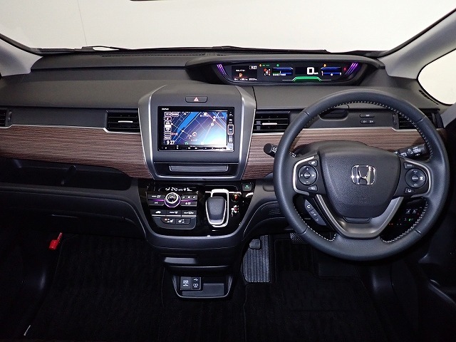 視界と視認性に優れたインパネまわりに統一感のあるデザインで全体をすっきりと。スイッチ類は見やすく分かりやすいレイアウトに。エンジンスタートはスタートボタンをワンプッシュ！