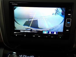 バックも安心のリアカメラ付いています。リアカメラがあると、いつでも安全にバックできますね。死角も減ります。3ビュー切り替え、ガイド線表示なので便利です。