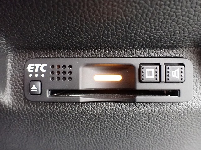 デザインスッキリのビルトイン『ETC』！高速道路の特典はもちろん、キャッシュレスなので料金所では徐行するだけで通過可能です！