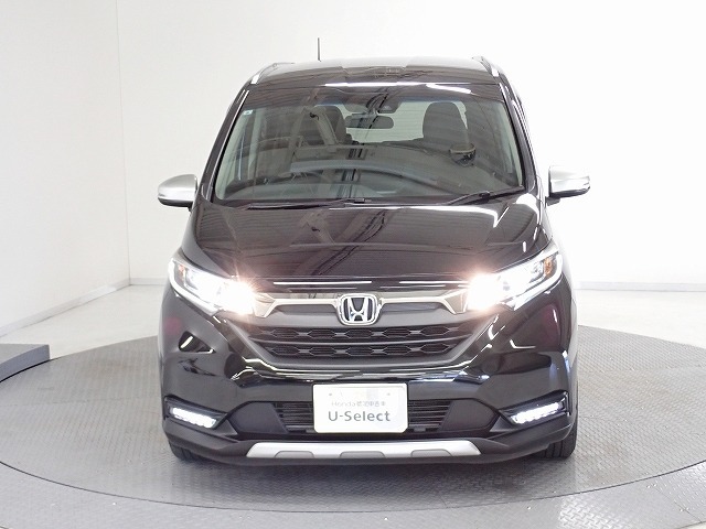 スイッチを入れた瞬間から明るいLEDヘッドライトが、夜間のドライブをサポートします。フロントバンパーには、フォグライトが装着されています。