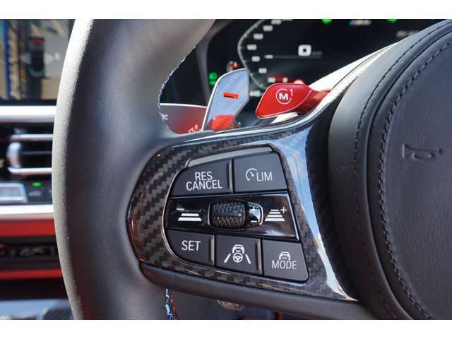 エンジンやトランスミッション、ステアリング、ダンパー、4WDなどの特性は、好みにあわせて赤いMボタンにて瞬時に設定が可能となっております。
