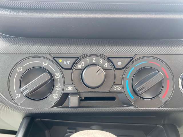 マニュアルエアコン標準装備です。簡単操作で車内が設定した温度になるまで風量、吹き出し口を自動的に調整してくれます。いつでも快適な運転が楽しめます。