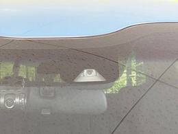 【ホンダセンシング】走行中に前方の車両等を認識し、衝突しそうな時は警報とブレーキで衝突回避と被害軽減をアシスト。より安全にドライブをお楽しみいただけます。