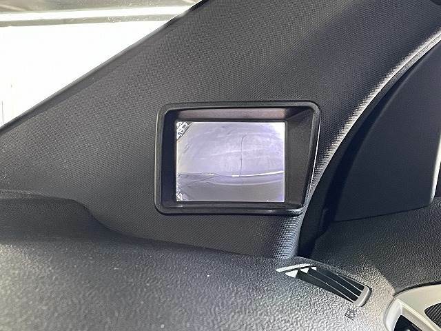 【カラーサイドモニター】を装備しております。右前タイヤ付近の映像がカラーで映し出されますので幅寄せや縁石の確認ができて安心です。