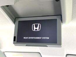 【フリップダウンモニター】大画面モニターで後席でもエンタメをお楽しみいただけます。小さなお子様にも大人気の装備です♪