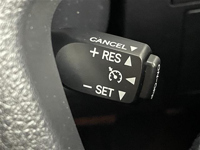 【　クルーズコントロール　】高速道路で便利なクルーズコントロールも装着済み。アクセルを離しても一定速度で走行ができる装備です。加速減速もスイッチ操作でOKです。