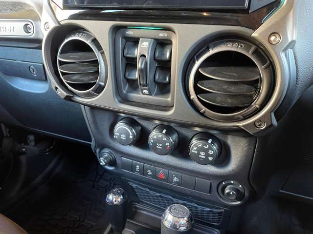 LIBERALAは輸入車と本を愛される方々に少しだけ上質な時間が過ぎていくように、落ち着きのある空間をご用意しております。あなたにぴったりな少しハイセンスな図書館に遊びにいらしてください。