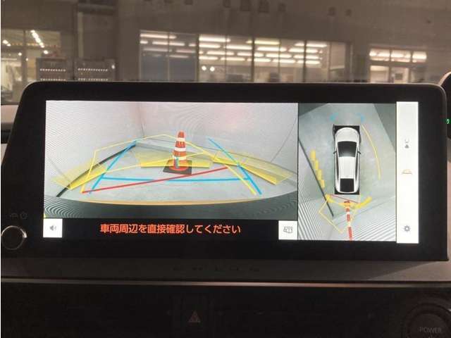 真上から見下ろしたような視点で車とその周囲を確認出来る画面と、車両後方を映し出すバックモニター画面の2つを表示してくれます。