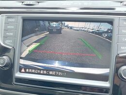 ●ガイドライン付きバックカメラ：不安な駐車もこれで安心！ガイドライン付きなので狭い箇所での駐車もラクラクです！