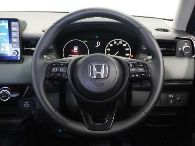 【Honda SENSING】 カメラ等装置で精度の高い検知能力を発揮、安全運転を支援します。ステアリング上のコントローラーに注目！