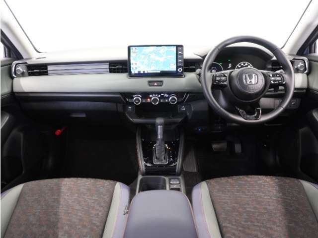 視界広々で運転しやすくロングドライブでも疲れを感じさせないすっきりとまとまったインパネ周りです。