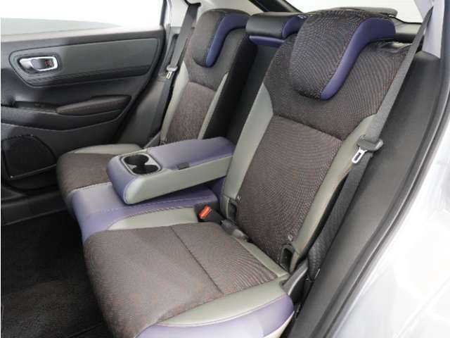 家族やご友人とBBQに行くとき、楽しさは道中の車内から始まっています！このベンチシートに座って、みんなで和気あいあい盛り上がりましょう！