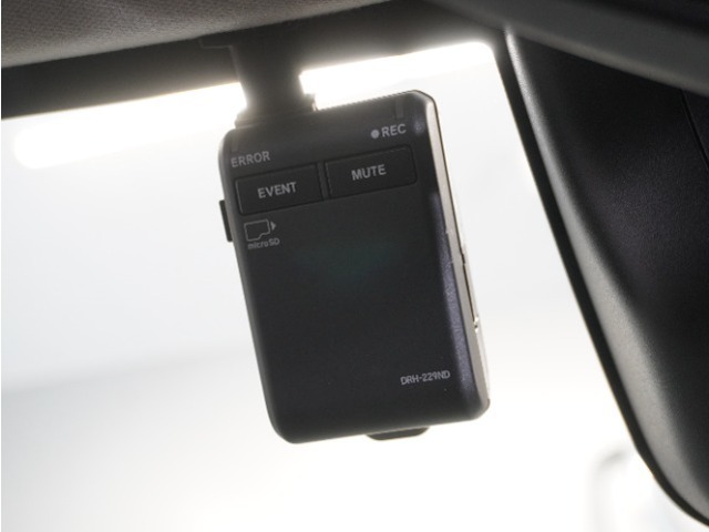◆ドライブレコーダー◆映像・音声などを記録する自動車用の装置です。　もしもの事故の際の記録はもちろん、旅行の際の思い出としてドライブの映像を楽しむことができます。