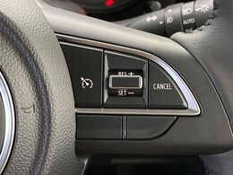 【クルーズコントロール】高速道路もラクラク走行。アクセルを離しても一定速度で走行ができ、長距離運転時の負担を軽減！加速・減速も簡単なスイッチ操作で調整できます。