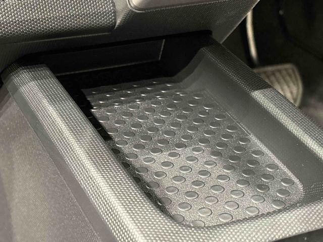 スマートフォンなどがスッキリ置けるセンターコンソールトレイです