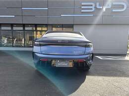 貫通式のLEDリアランプ