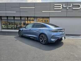 リアのダックテールデザインと調和した左右を貫くLEDテールライトとスポーティな大型ディヒューザー