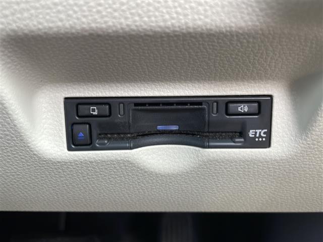 【ETC】有料道路を利用する際に料金所で停止することなく通過できる、ETC車載器（ノンストップ自動料金収受システム機器）が装備されています。セットアップを行うことで利用可能になります。