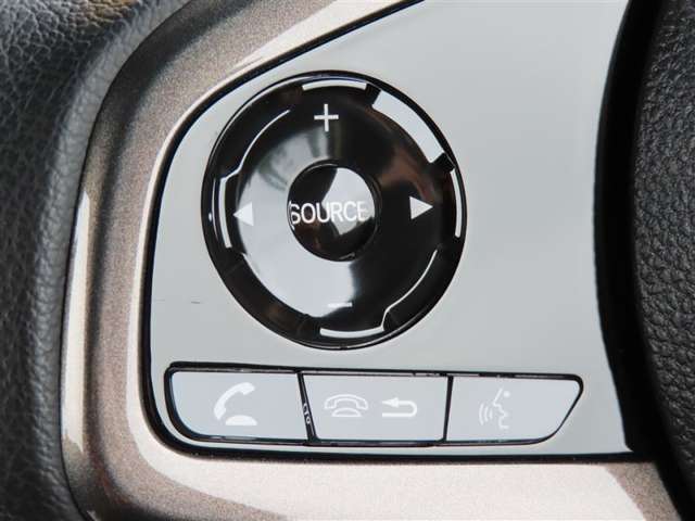 ブルートゥースに接続すれば、スマホに入れている音楽が聞けたり運転中に電話がかかってきてしまった場合もハンドルから電話を取ることができます！