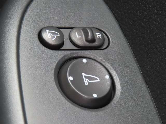 日本の駐車場は幅が広くないところが多くて、乗り降りが大変だったりしますよね。電動ミラーがあれば、室内でミラーをたためるので、駐車するときも便利ですね。