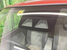 【スマートアシスト】走行中に前方の車両等を認識し、衝突しそうな時は警報とブレーキで衝突回避と被害軽減をアシスト。より安全にドライブをお楽しみいただけます。