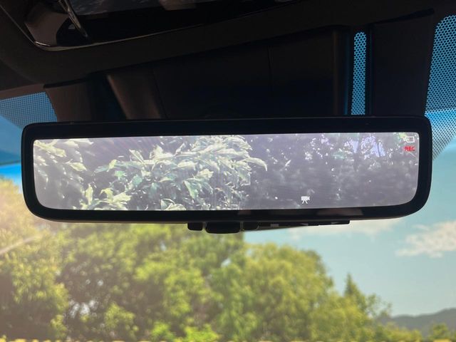 【デジタルインナーミラー】後席の大きな荷物や同乗者で後方が確認しづらい時でも安心！カメラが撮影した車両後方の映像をルームミラー内に表示。クリアな視界で状況の確認が可能です！