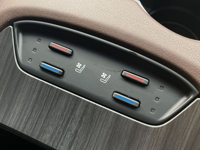 【シートベンチレーション】夏場は涼しい風でお尻や背中の熱やムレを防ぎ、冬はエアコンよりも早く温まってポカポカに！季節を問わず快適に過ごせます。