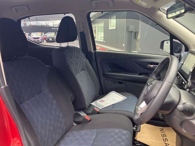 運転席まわりです。実際に座ってみて、乗り心地を体験してみてください,視界も良好です。